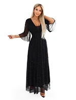 Dlouhé lesklé plus size šaty s výstřihem a rukávy černé model 22200156 - numoco basic Dlouhé lesklé plus size šaty s výstřihem a rukávy černé model 22200156 - numoco basic