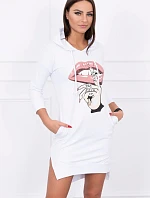 Šaty s delšími zády a barevným potiskem bílé