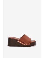 Dámské nazouváky na platformě se zlatými přezkami camel Arionne Dámské nazouváky na platformě se zlatými přezkami camel Arionne