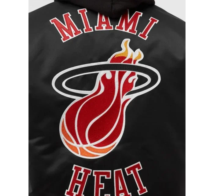 Mitchell & Ness NBA Heavyweight Satin Jacket Miami Heat M OJBF3413-MHEYYPPPBLCK pánské provedení Mitchell & Ness NBA Heavyweight Satin Jacket Miami Heat M OJBF3413-MHEYYPPPBLCK pánské provedení
