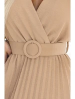 Plisované midi šaty s obálkovým výstřihem a širokým páskem model 21210352 - numoco basic Plisované midi šaty s obálkovým výstřihem a širokým páskem model 21210352 - numoco basic