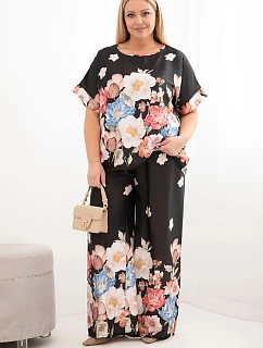 Dámský komplet Plus Size s halenkou a kalhotami s květinovým vzorem a širokými nohavicemi černý