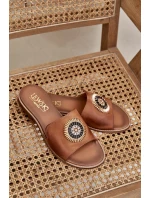 Kožené pantofle s ozdobou na plochém podpatku Zazoo model 21682258 Camel - Boto Kožené pantofle s ozdobou na plochém podpatku Zazoo model 21682258 Camel - Boto