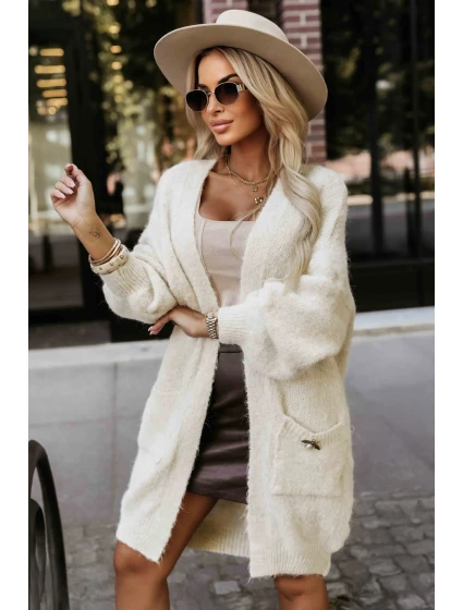 Módní oversize svetr s ozdobnou broží a kapsami béžový model 21322456 - numoco basic