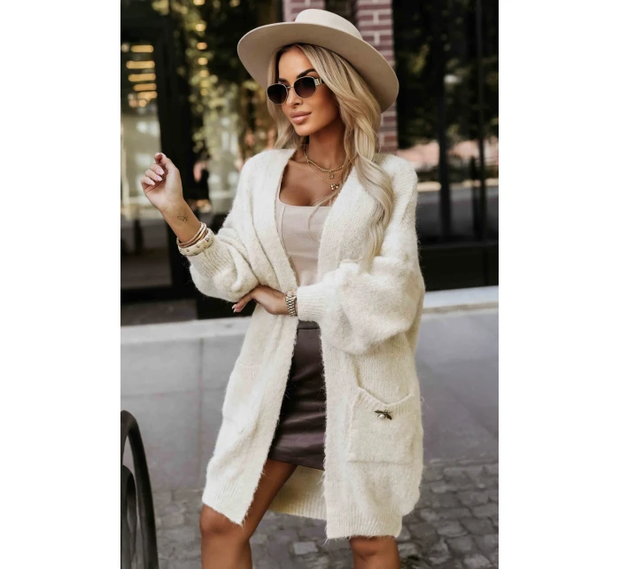 Módní oversize svetr s ozdobnou broží a kapsami béžový model 21322456 - numoco basic