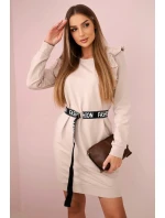 Dámské šaty s volánky a páskem béžový Dámské šaty s volánky a páskem béžový