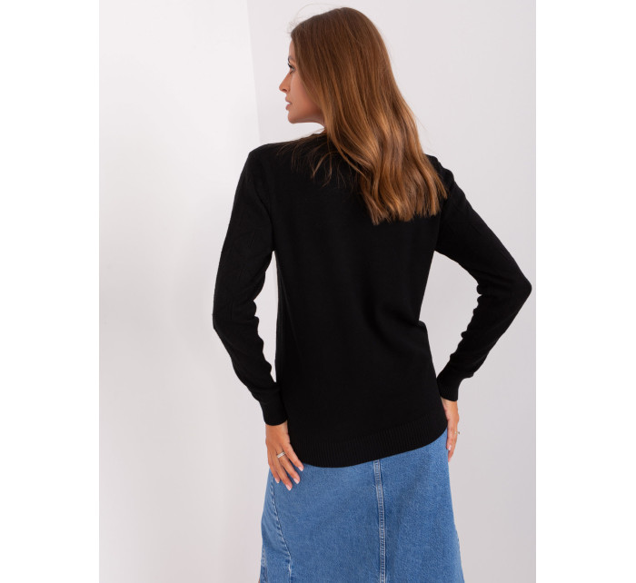 Klasický černý svetr s kulatým výstřihem