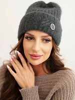 Dámská zimní čepice z huňaté pleteniny a s elegantním knoflíkem grafitová