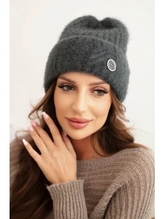 Dámská zimní čepice z huňaté pleteniny a s elegantním knoflíkem grafitová