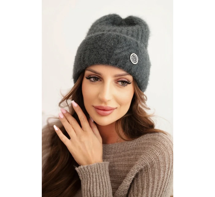 Dámská zimní čepice z huňaté pleteniny a s elegantním knoflíkem grafitová