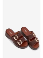 Dámské pantofle na platformě se zlatými sponami čokoládové model 21919104 - Boto