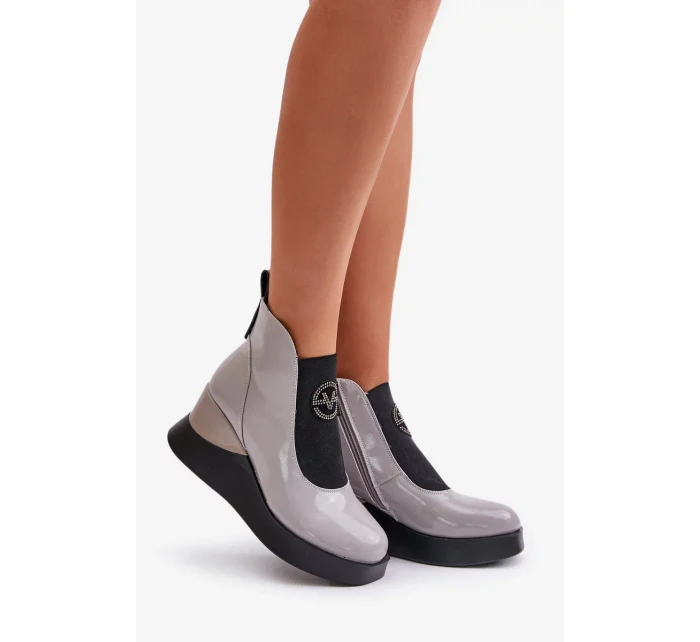 Lakované Kotníkové Boty Na Klínku Zateplené Vinceza Šedé Lakované Kotníkové Boty Na Klínku Zateplené Vinceza Šedé