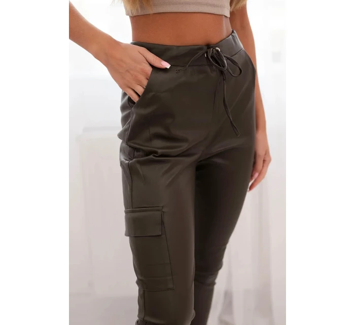 Dámské kalhoty z ekokůže s kapsami a šněrováním v pase khaki