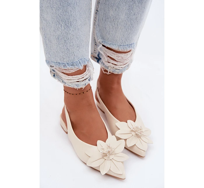 Dámské sandály na nízkém podpatku s dekorativním květem Jasnobeżowe Telivette