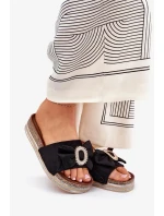 Dámské pantofle na platformě s mašlí a ozdobnou broží – černé Lenela Dámské pantofle na platformě s mašlí a ozdobnou broží – černé Lenela