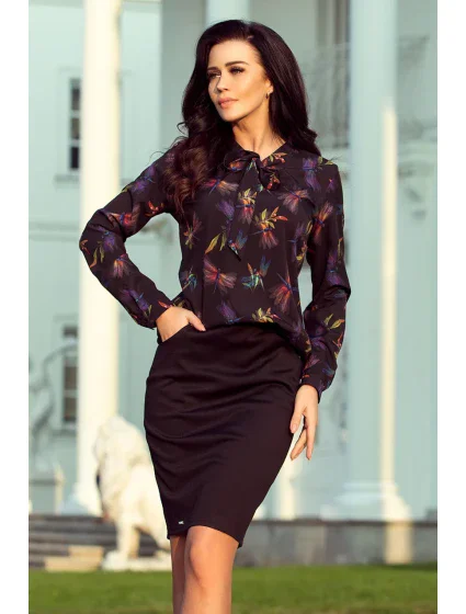 Dámská tmavě modrá halenka s vázáním ve přední části a se vzorem barevných vážek model 6356825 Dámská tmavě modrá halenka s vázáním ve přední části a se vzorem barevných vážek model 6356825