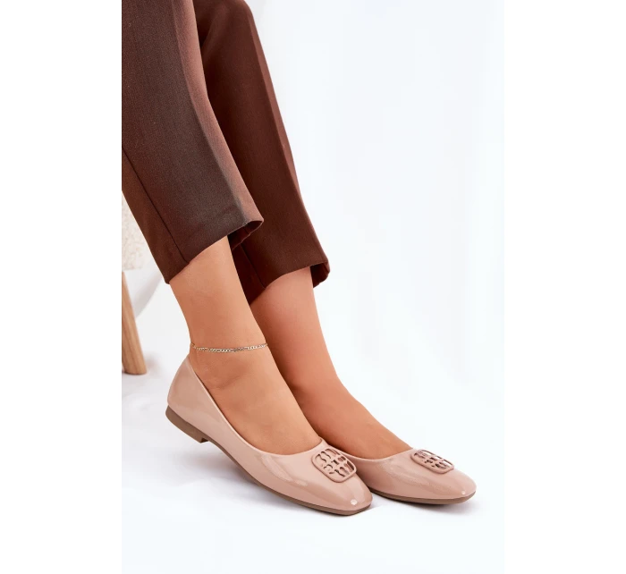 Lakované Elegantní Dámské Baletky S Ozdobným Detalem Béžové model 21690626 - VINCEZA