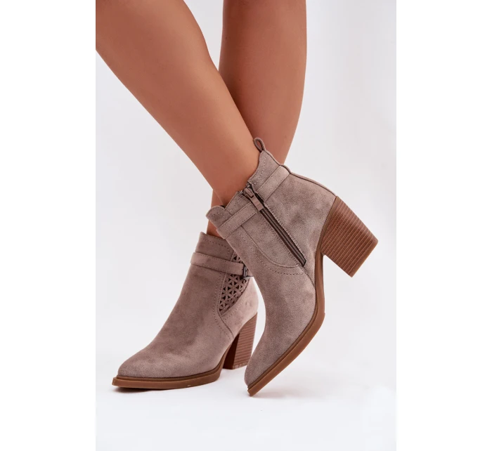 Dámské perforované kotníkové boty na podpatku s vzorem a zlatým sponou tmavě béžové model 22009815 - Boto