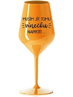 MUSÍM JÍT TOMU VÍNEČKU NAPROTI... - oranžová nerozbitná sklenice na víno 470 ml MUSÍM JÍT TOMU VÍNEČKU NAPROTI... - oranžová nerozbitná sklenice na víno 470 ml
