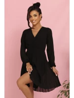 ISABELLE plisované šaty s dlouhými rukávy a výstřihem BLACK model 21215944 - numoco ISABELLE plisované šaty s dlouhými rukávy a výstřihem BLACK model 21215944 - numoco