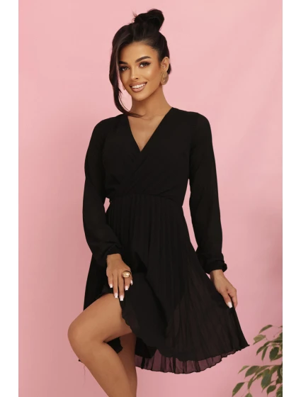 ISABELLE plisované šaty s dlouhými rukávy a výstřihem BLACK model 21215944 - numoco ISABELLE plisované šaty s dlouhými rukávy a výstřihem BLACK model 21215944 - numoco