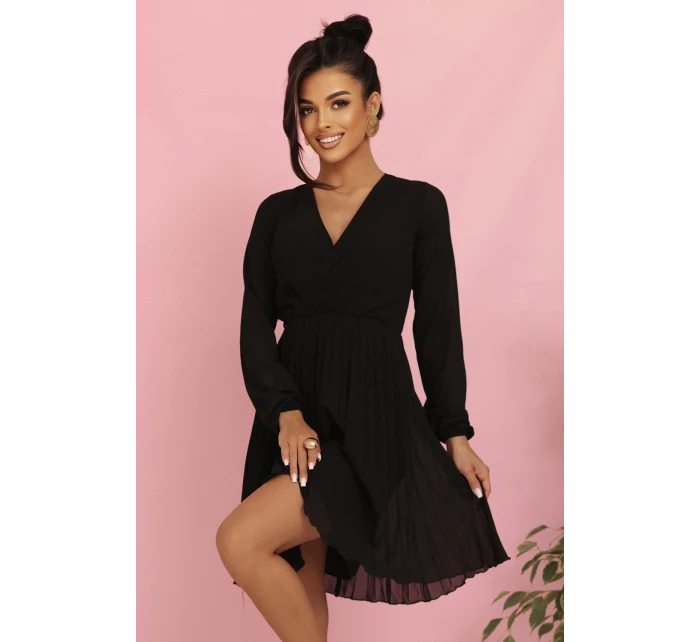 ISABELLE plisované šaty s dlouhými rukávy a výstřihem BLACK model 21215944 - numoco ISABELLE plisované šaty s dlouhými rukávy a výstřihem BLACK model 21215944 - numoco