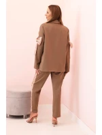 Dámská souprava s viskózou – sako s klopami a kalhoty s model 21232423 camelový - K-Fashion Dámská souprava s viskózou – sako s klopami a kalhoty s model 21232423 camelový - K-Fashion