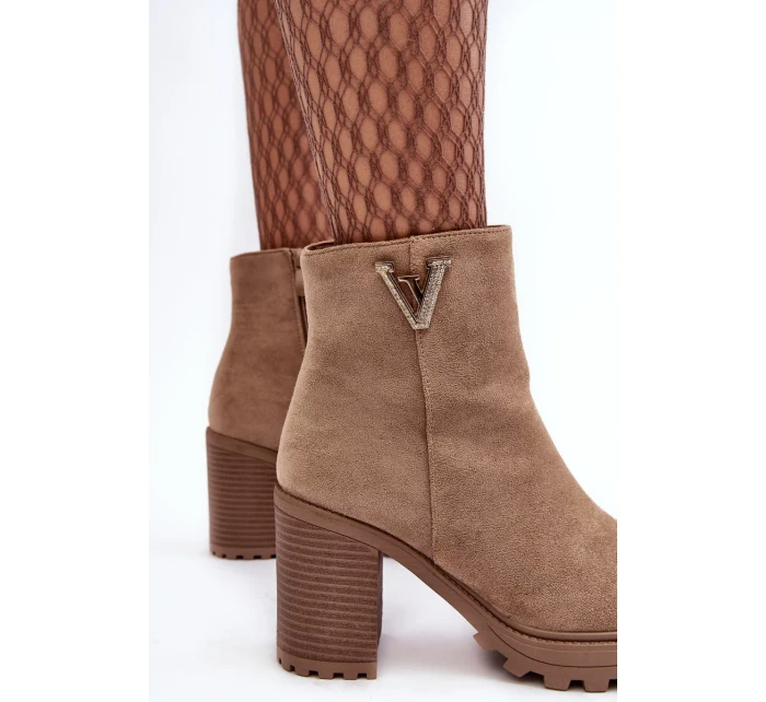 Dámské semišové kotníkové boty na vysokém podpatku se zdobením, béžová silná Dámské semišové kotníkové boty na vysokém podpatku se zdobením, béžová silná
