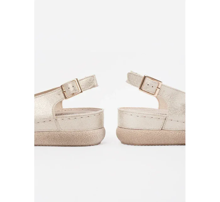 Trendy dámské zlaté  sandály na plochém podpatku