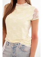 Dámská viskózová krajková halenka s krátkým rukávem a model 22048821 žlutá - K-Fashion Dámská viskózová krajková halenka s krátkým rukávem a model 22048821 žlutá - K-Fashion