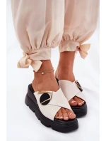 Elegantní Dámské Kožené Pantofle Na Klínu S Ozdobou Béžové model 21693610 - Artiker