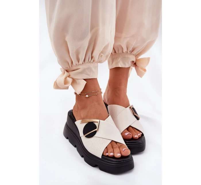 Elegantní Dámské Kožené Pantofle Na Klínu S Ozdobou Béžové model 21693610 - Artiker