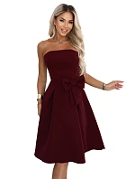 – elegantní midi šaty bez ramínek ve stylu s mašlí – bordó model 22405098 - numoco – elegantní midi šaty bez ramínek ve stylu s mašlí – bordó model 22405098 - numoco