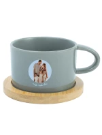 Personalizovaný keramický hrníček Makronka s výřezem fotky na podkladu