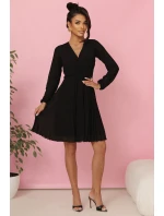 ISABELLE plisované šaty s dlouhými rukávy a výstřihem BLACK model 21215944 - numoco ISABELLE plisované šaty s dlouhými rukávy a výstřihem BLACK model 21215944 - numoco