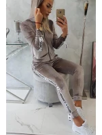 Velurová souprava s ozdobnými model 21752924 šedá - K-Fashion Velurová souprava s ozdobnými model 21752924 šedá - K-Fashion