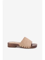 Dámské nazouváky na plochém podpatku se zlatými přezkami Béžové model 21919209 - EVENTO