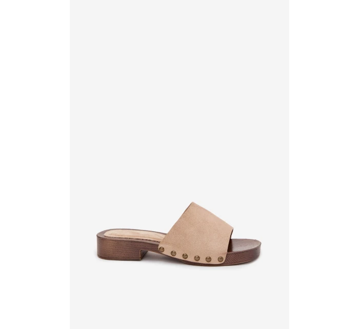 Dámské nazouváky na plochém podpatku se zlatými přezkami Béžové model 21919209 - EVENTO