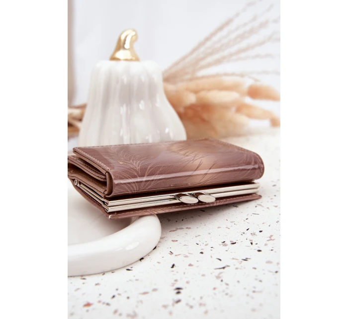 Lakovaná dámská peněženka s třpytivými detaily Cermina – béžová Lakovaná dámská peněženka s třpytivými detaily Cermina – béžová