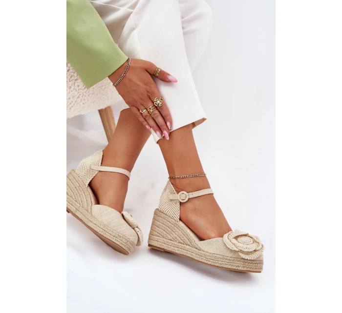 Dámské Sandály Na Klínu S Pletením A Háčkovanou Květinou Béžové Ismilea Dámské Sandály Na Klínu S Pletením A Háčkovanou Květinou Béžové Ismilea
