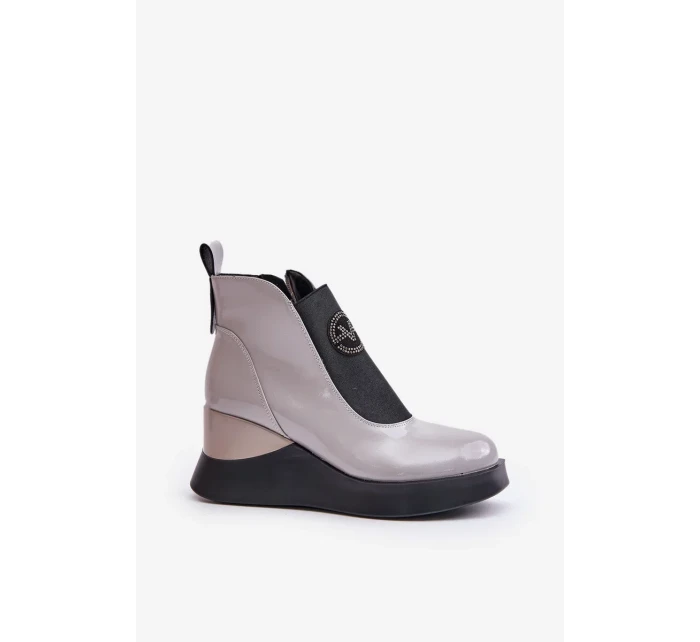 Lakované Kotníkové Boty Na Klínku Zateplené Vinceza Šedé Lakované Kotníkové Boty Na Klínku Zateplené Vinceza Šedé