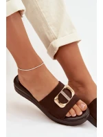 Dámské pantofle se zlatým detailem čokoládové model 22027941 - Boto Dámské pantofle se zlatým detailem čokoládové model 22027941 - Boto