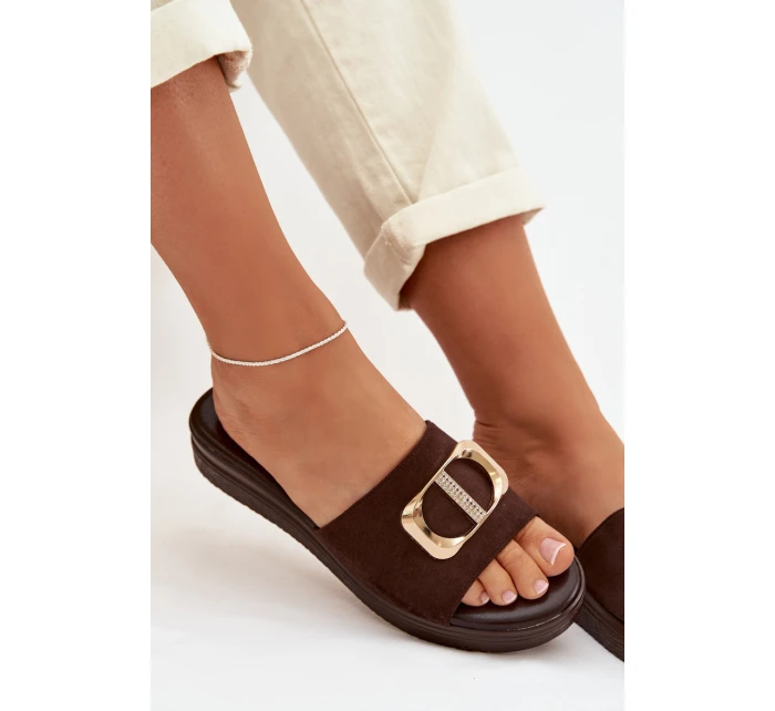 Dámské pantofle se zlatým detailem čokoládové model 22027941 - Boto Dámské pantofle se zlatým detailem čokoládové model 22027941 - Boto