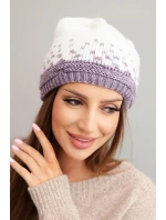 Dámská zimní čepice z vlny s geometrickým vzorem K477 bílá + fialová Dámská zimní čepice z vlny s geometrickým vzorem K477 bílá + fialová