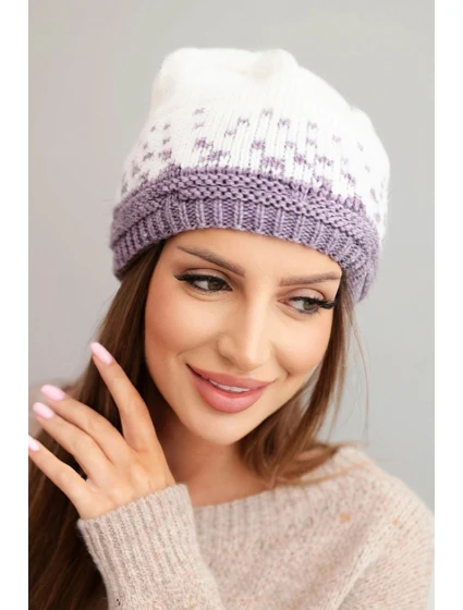 Dámská zimní čepice z vlny s geometrickým vzorem K477 bílá + fialová Dámská zimní čepice z vlny s geometrickým vzorem K477 bílá + fialová