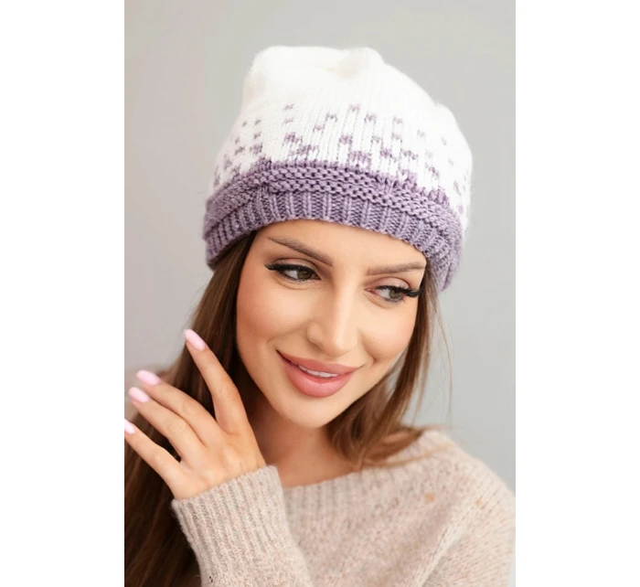Dámská zimní čepice z vlny s geometrickým vzorem K477 bílá + fialová Dámská zimní čepice z vlny s geometrickým vzorem K477 bílá + fialová