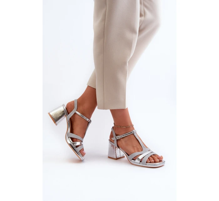 Dámské sandály na podpatku z ekokože stříbrné model 21661945 - EVENTO