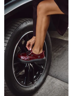 Lakované kožené dámské polobotky s přezkami model 21710363 bordó - Artiker