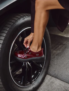 Lakované kožené dámské polobotky s přezkami model 21710363 bordó - Artiker