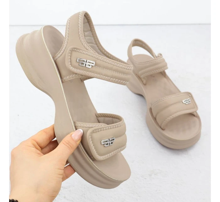 Dámské sandály na silné podrážce s pásky na suchý zip béžové model 21904815 - Potocki Dámské sandály na silné podrážce s pásky na suchý zip béžové model 21904815 - Potocki